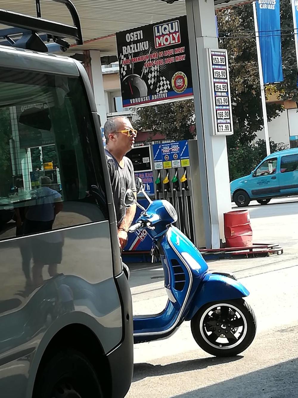 Sergej Trifunović kod vulkanizera  