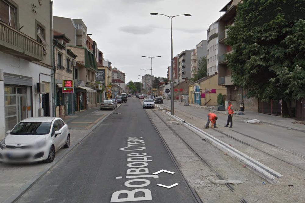 STRAVIČAN UDES U VOJVODE STEPE: Učestvovalo više automobila, jedan završio na ostrvu, drugi DO POLA SMRSKAN!