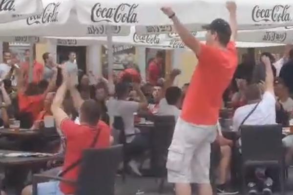 DELIJE ZAPALILE SLOVAČKU! Navijači Zvezde napravili feštu u Trnavi pred meč sa Spartakom! (FOTO)