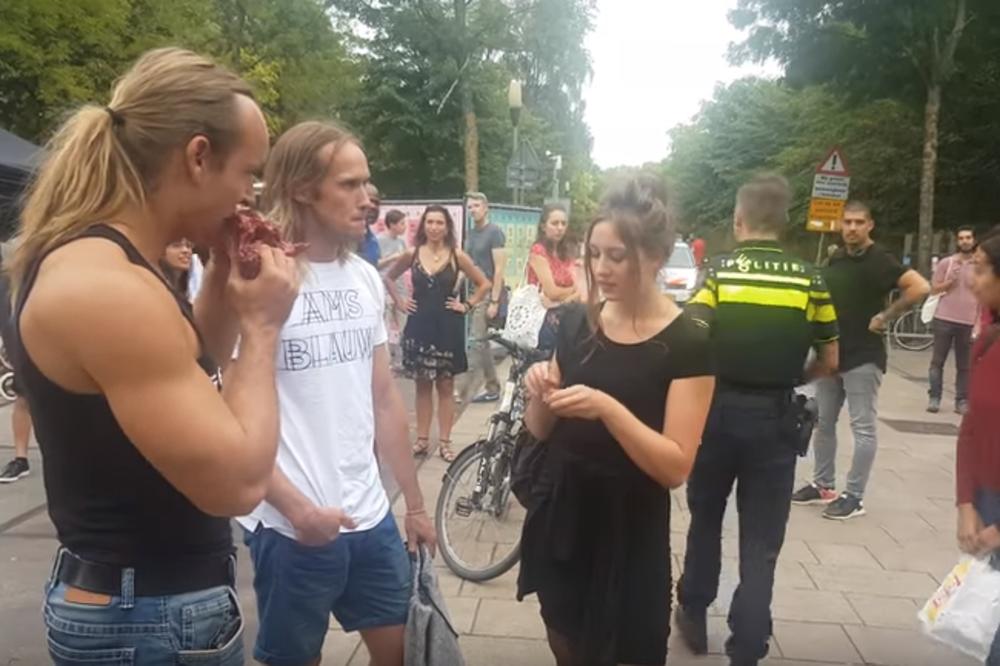 VEGETARIJANCI OSTALI U ŠOKU: Muškarac na VEGANSKOM  FESTIVALU jeo SIROVO MESO dok je po njemu kapala KRV! (VIDEO)