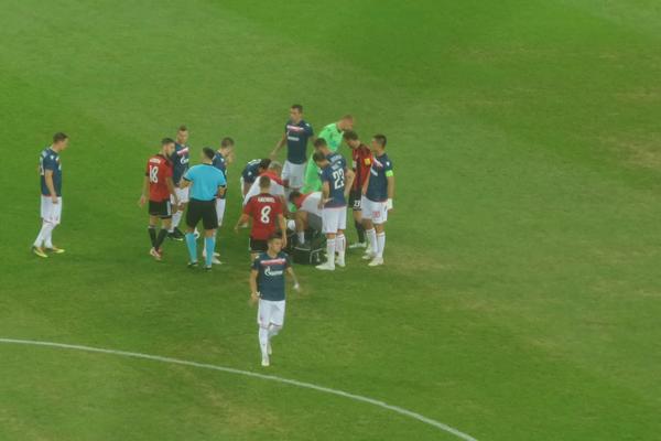 SUDIJA, IMAŠ LI TI OČI!? Ben pao u nesvest, Simić dobio nogu u stomak, a arbitar uradio nešto što mu Delije nikad neće oprostiti! (FOTO) (VIDEO)