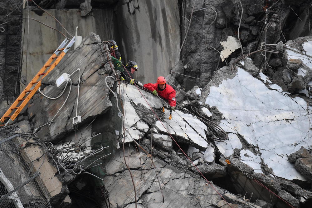 PRASAK ME JE ODBACIO 10 METARA, PRAVO JE ČUDO ŠTO SAM ŽIV: Svedok tragedije u Italiji opisao UŽASNE TRENUTKE rušenja mosta (FOTO)