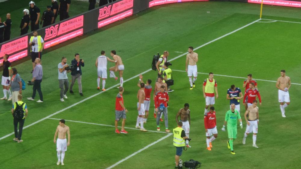 Fudbaleri Zvezde posle pobede nad Trnavom  