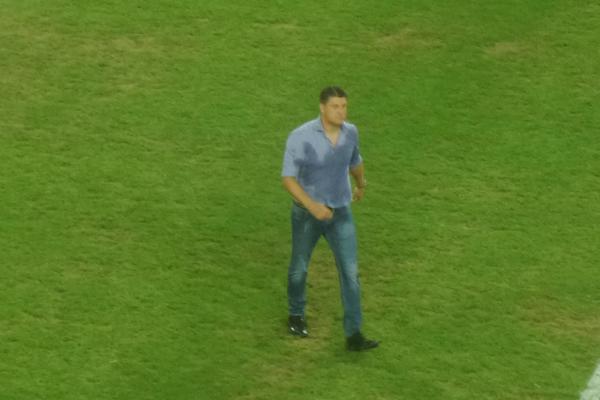 Jasno vam je koliko je pobeda velika, kada je i Miloje slavio sa navijačima! A, onda je dobio i pesmu! (VIDEO)