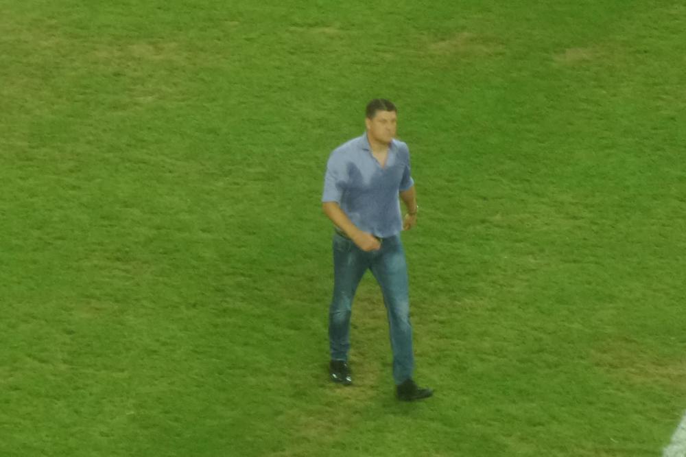 Jasno vam je koliko je pobeda velika, kada je i Miloje slavio sa navijačima! A, onda je dobio i pesmu! (VIDEO)