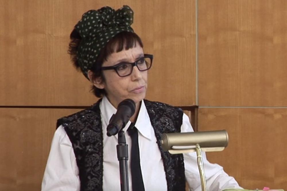 TRI GODINE GA JE PIPKALA, ZVALA U KREVET, SLALA BEZOBRAZNE MEJLOVE: Ugledna profesorka dočekala PROPAST svoje blistave karijere, kada je njen STUDENT odlučio da progovori!