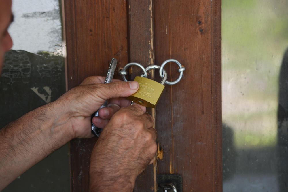 Katanac na vratima škole  