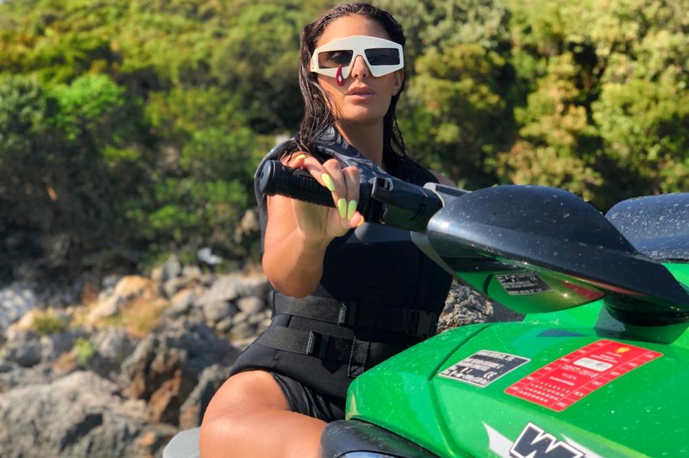 Didi kao AGENT 007! Dijana Janković krstari Jadranom i PUCA sa jahte