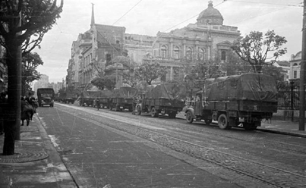 Nemci ispred porušenog Starog dvora 1944.  