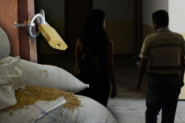 NAJTUŽNIJA SRPSKA ŠKOLA NA KOSOVU! Graju dece zamenili su katanac i TAMA, a ŠKOLSKE KLUPE - PŠENICA ZA ALBANCE! (FOTO)
