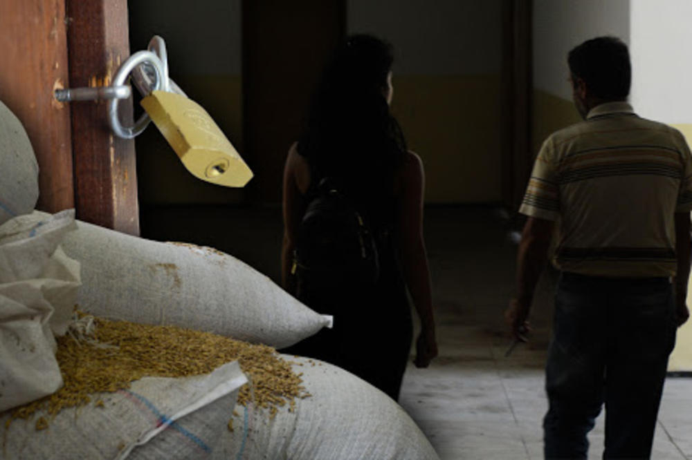 NAJTUŽNIJA SRPSKA ŠKOLA NA KOSOVU! Graju dece zamenili su katanac i TAMA, a ŠKOLSKE KLUPE - PŠENICA ZA ALBANCE! (FOTO)