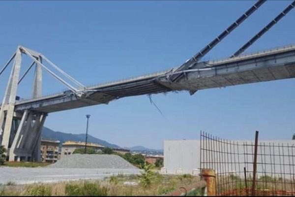 NAJSTRAŠNIJA FOTOGRAFIJA NA SVETU: MOST SMRTI u Đenovi je pre nekoliko nedelja BIO PRED RUŠENJEM, kažu da je u sve UMEŠANA I MAFIJA! (FOTO)