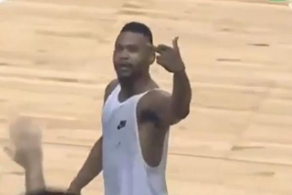 KAKAV BILMEZ! Oteo loptu sudiji i degažirao je u publiku, pa bacio dres i pokazao im srednji prst! Hteli su da ga linčuju! (VIDEO)