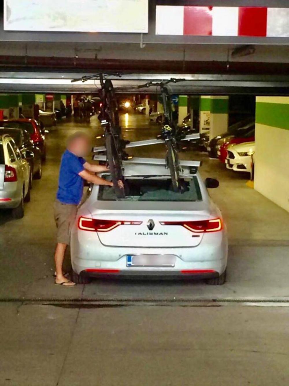 Vozač je pokušao da natovari bicikle na krov svog automobila  