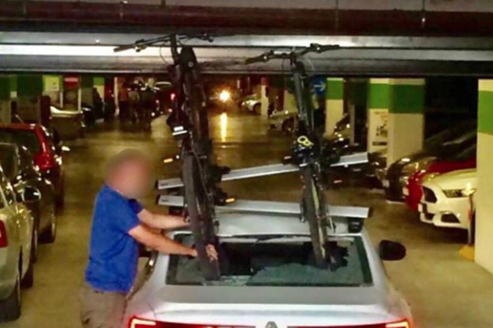 POKUŠAO JE DA NATOVARI BICIKLE NA KROV AUTOMOBILA, ALI SE VRLO BRZO POKAJAO: Pogledajte blam najsmotanijeg lika na svetu! (FOTO)