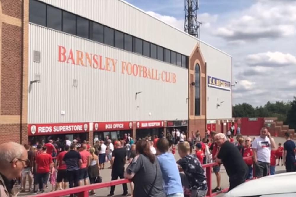 MOŽDA NISU VELIKI KLUB, ALI NJIHOVO SRCE JE OGROMNO: Gest Barnslija za navijača nas je podsetio šta fudbal zapravo jeste! (FOTO)