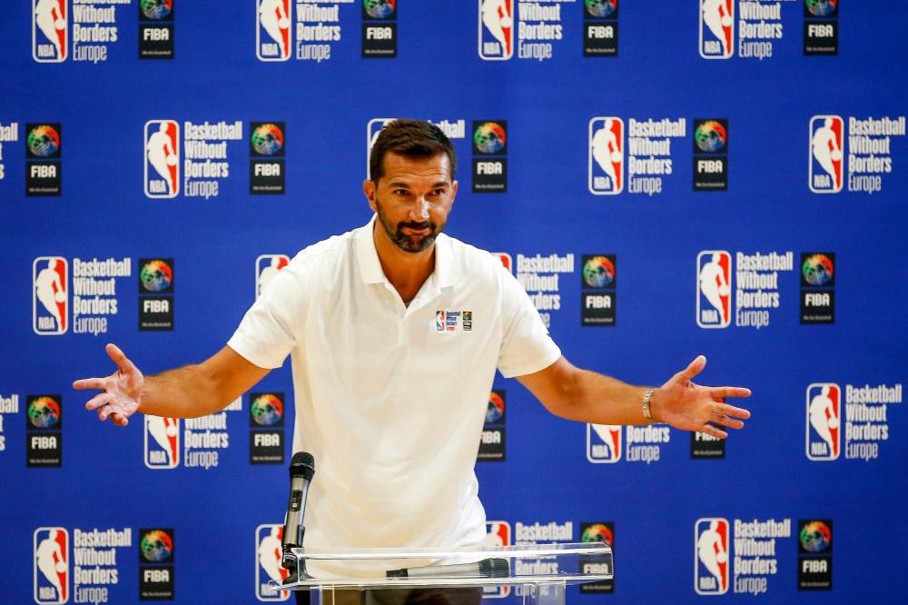 OSVOJIO JE SVE ŠTO MOŽE DA SE ZAMISLI, A ŽIVI OBIČNIM ŽIVOTOM: Vozi traktor, čuva ovce, a u Beogradu se ne snalazi!