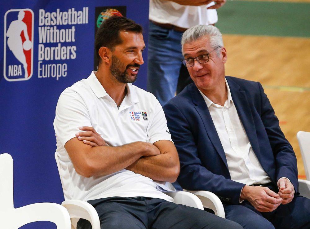 Predrag Stojaković u razgovoru sa Zoranom Radovićem  