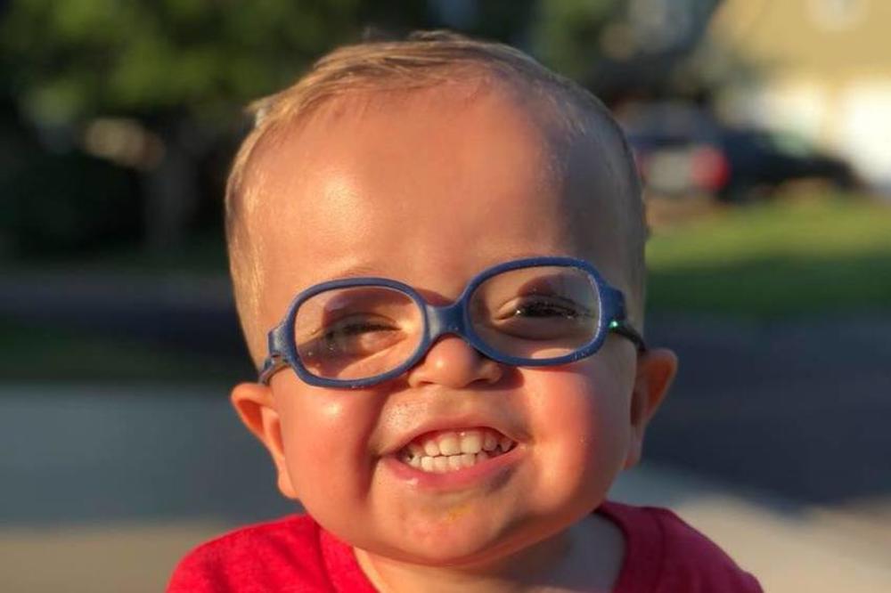 Lekari su rekli da nikada neće prohodati, ali DVOGODIŠNJAK je napravio ČUDO I STAO NA NOGE uprkos teškom poremećaju kičme! (VIDEO)