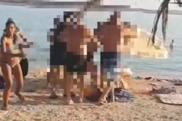 SUROVA TUČA NA HRVATSKOJ PLAŽI: Deca su vrištala, jednom je POLOMLJENA VILICA! Divljanje je počelo zbog JEDNE REČENICE (VIDEO)