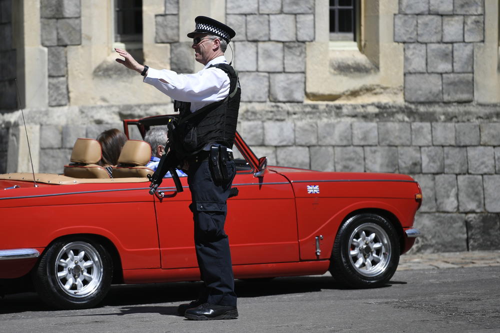 "KOLIKO VAM KOŠTA TAJ ZAPISNIK?" Pijani HRVAT pokušao da PODMITI POLICAJCE, izvukao SVE PARE IZ NOVČANIKA!