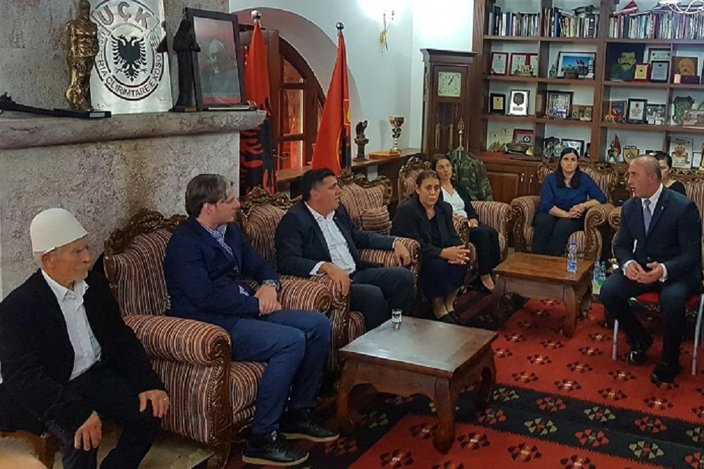 PIJE VINO S MESIĆEM, DRŽI ZASTAVE ALBANIJE I KOSOVA U KANCELARIJI, HARADINAJA ZOVE PREMIJER, A ŽIVI U SRBIJI! Predsednik opštine Preševo želi da otme deo države i da ga Albancima! (FOTO)