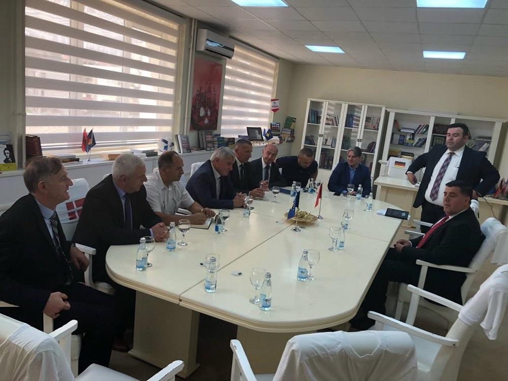 Zastave Kosova i Albanije na stolu  