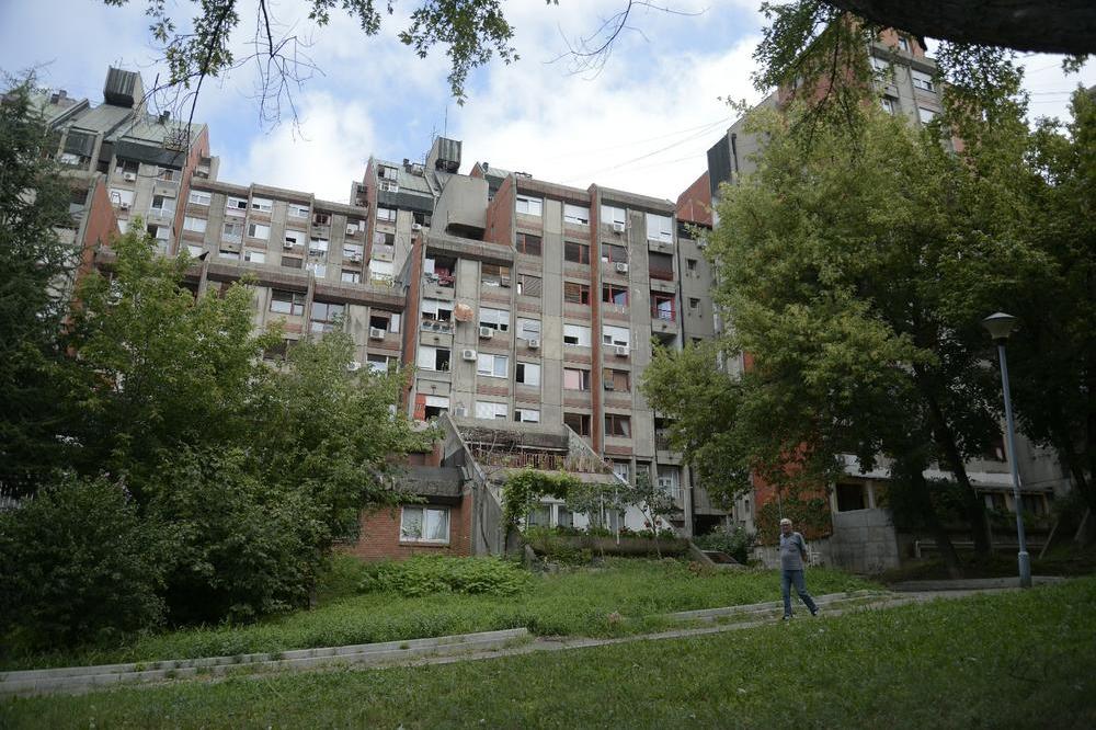 NA BANJICI LIKVIDIRAN VIŠESTRUKI POVRATNIK! Robijaš likvidiran na dečjem igralištu ima debeo dosije i DOBRO JE POZNAT POLICIJI