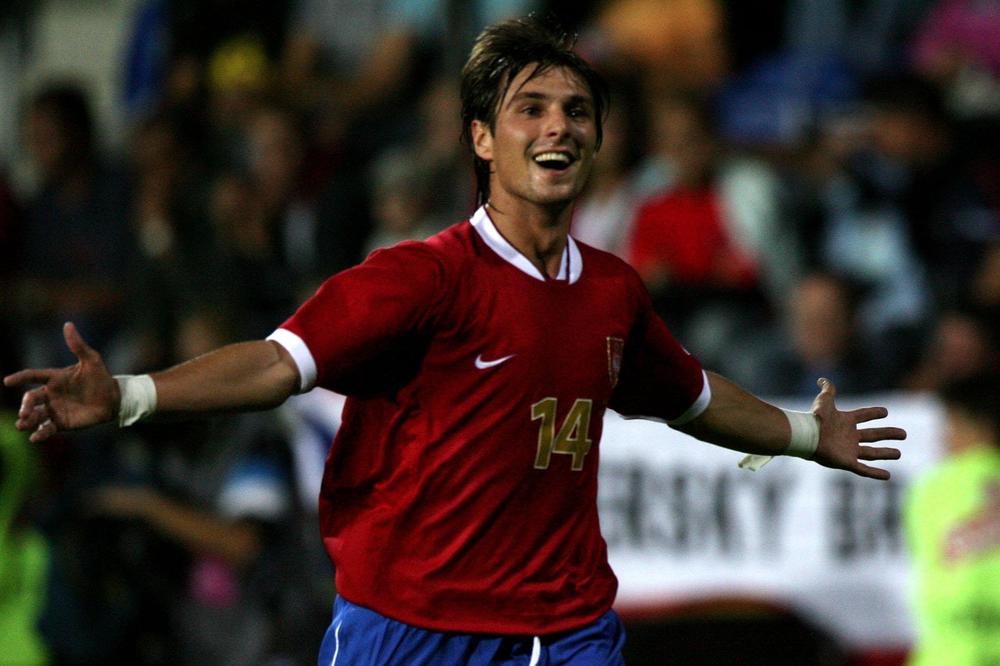SEĆATE LI SE NJEGA: Ovo je fudbaler koji je doneo prvu radost osamostaljenoj Srbiji! (FOTO)