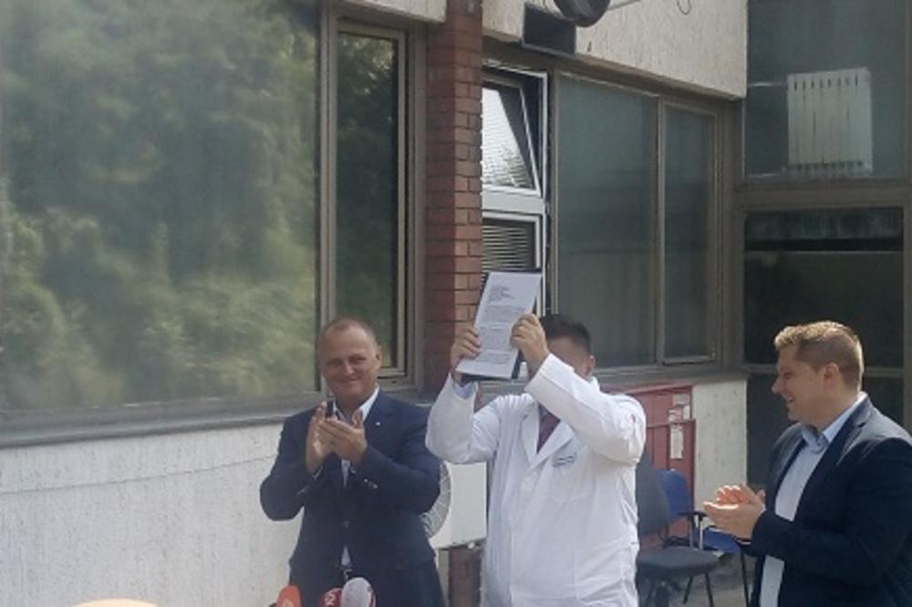 NAKON 25 GODINA NA MESTU BOJIĆEVE RUPE BIĆE PODIGNUTA ZGRADA NOVE BOLNICE: Vesić uručio građevinsku dozvolu za Dedinje 2