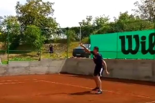 MIRNO LI SPAVAŠ, KARLOVIĆU IVO? Bobi Marjanović se bacio na tenis i dokazao da je pravi servis volej igrač! (VIDEO)