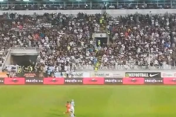 VELIČKOVIĆ SE POJAVIO NA TRIBINI U DRESU SAŠE ILIĆA: Ceo Beograd je čuo pesmu Grobara za svog ljubimca! (VIDEO)