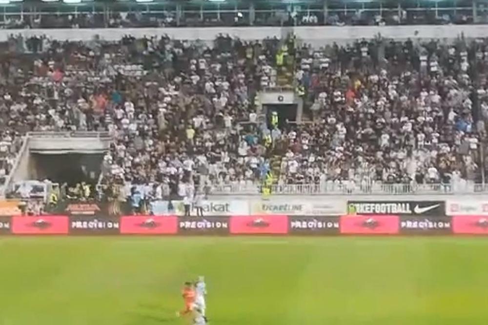 VELIČKOVIĆ SE POJAVIO NA TRIBINI U DRESU SAŠE ILIĆA: Ceo Beograd je čuo pesmu Grobara za svog ljubimca! (VIDEO)