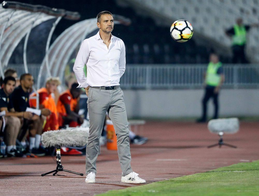 Zoran Bata Mirković posmatra igru svojih fudbalera  