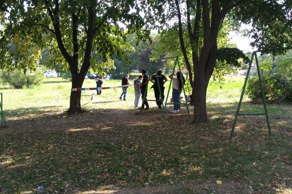 HOROR NA BANJICI, LEŠ MUŠKARCA PRONAĐEN U PARKU! Banjica postala Divlji zapad, meštani žive u strahu