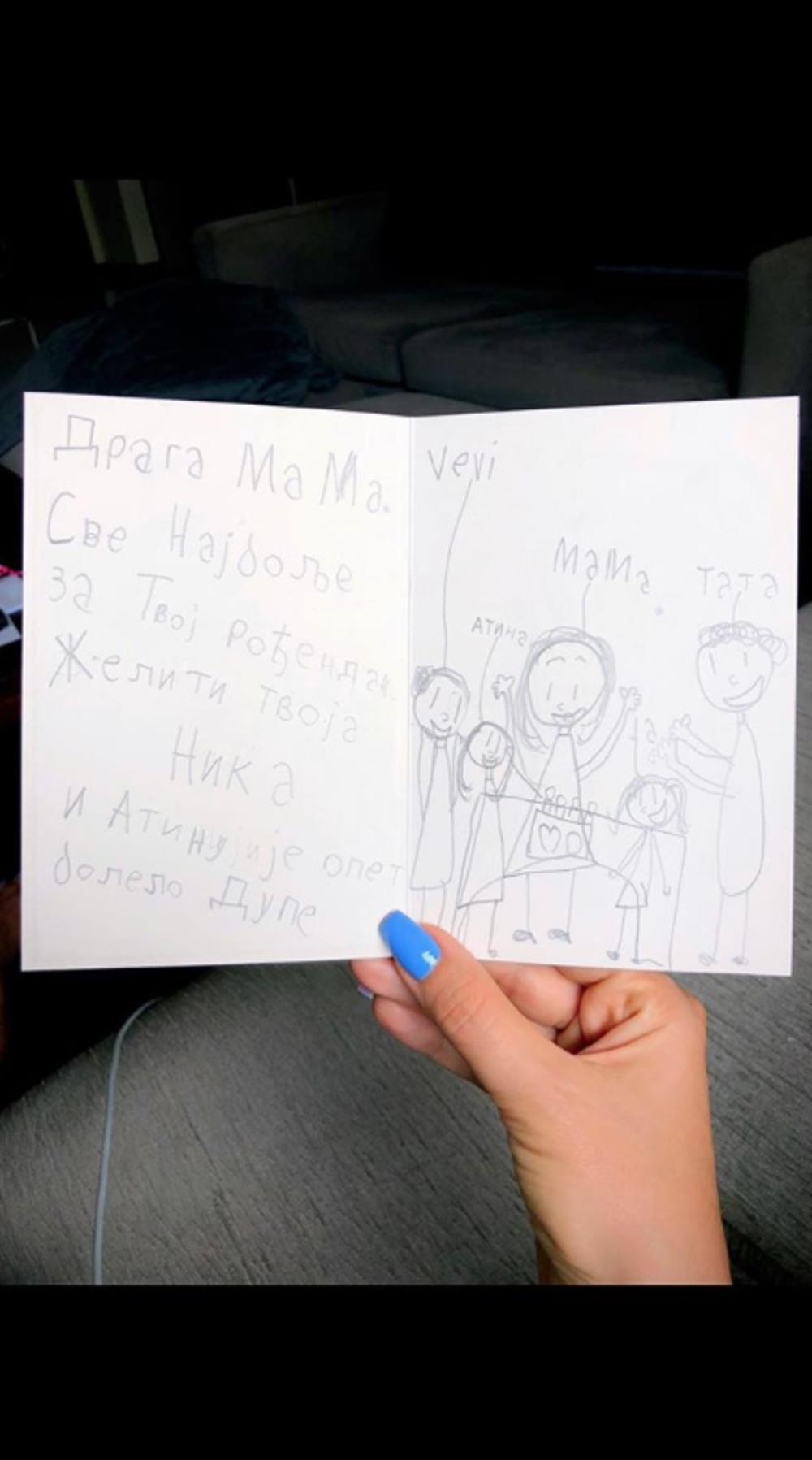 Atina i Nika su majci napravile čestitku  