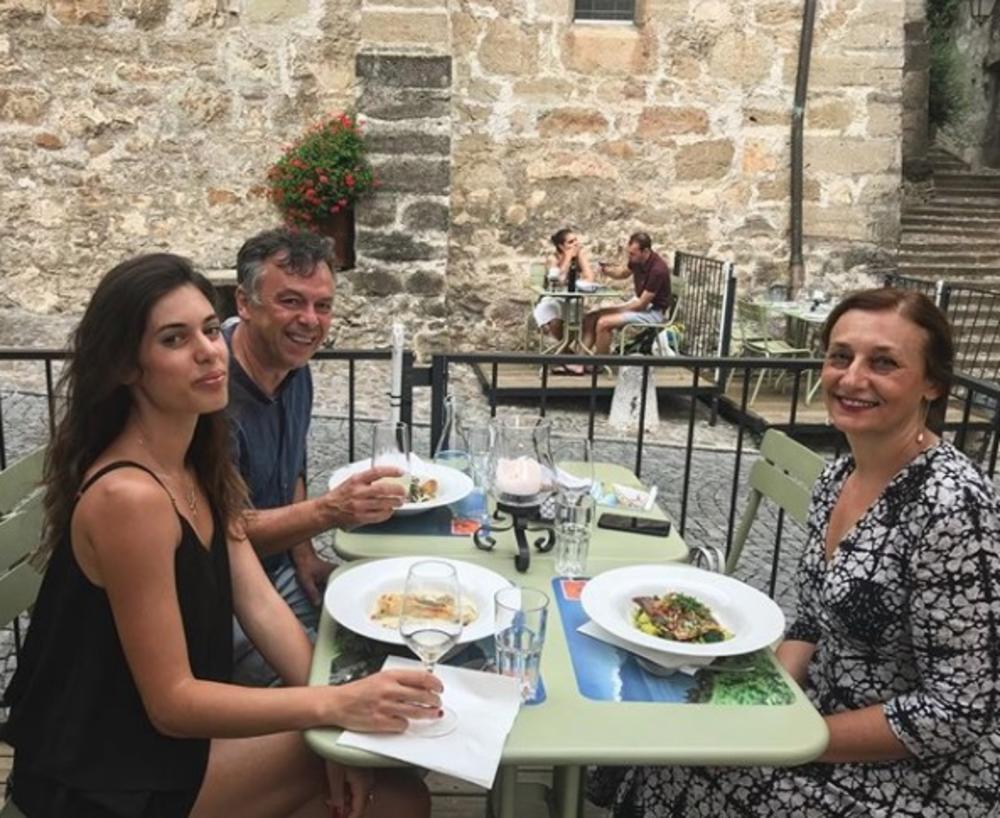 Jana sa tatom Neletom i mamom