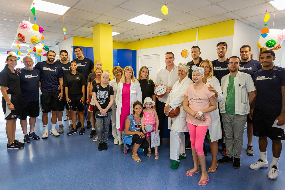 NBA košarkaši ulepšali dan mališanima na onkološkom institutu i u "Tiršovoj" (FOTO)