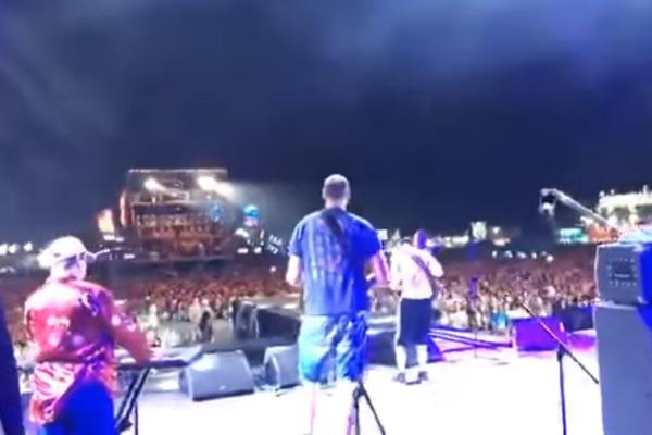 DINO RAĐA ZAPALIO BEOGRAD! Popeo se na binu sa Neletom Karajlićem i zasvirao najveći hit Zabranjenog pušenja! (VIDEO)