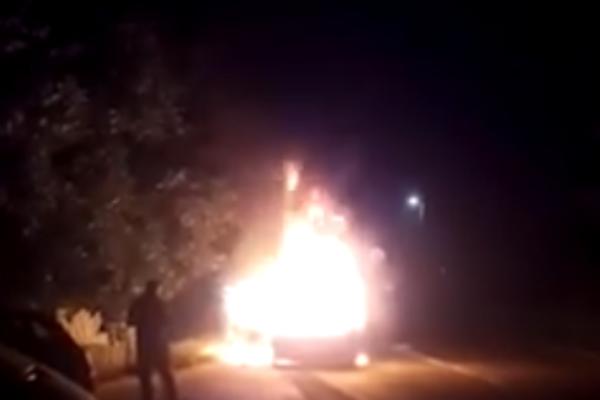 HEROJ! POZNATI SPORTISTA SPREČIO TRAGEDIJU: Kombi eksplodirao, izvukao čoveka iz njega u POSLEDNJI ČAS