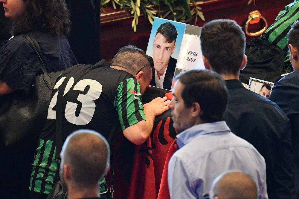 Albanska zastava preko kovčega i  dres sa brojem 21: Potresne scene na sahrani tragično poginulog fudbalera u Đenovi! (FOTO)