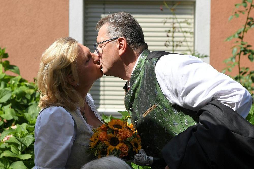 PRVE SLIKE SA SVADBE NA KOJU JE STIGAO PUTIN: Ruski predsednik doveo KOZAKE, mladenci u narodnim nošnjama! Na venčanju i jedna Srpkinja! (FOTO, VIDEO)