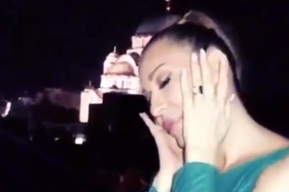 CECA IZNENADILA FANOVE PESMOM BEOGRAD! Na istom mestu, 23 godine kasnije, diva uradila RIMEJK spota!