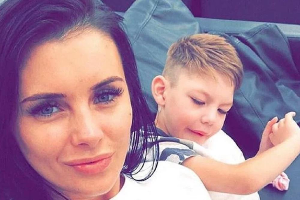 SPISKALA 16 MILIONA NA KOKAIN I PLASTIČNE OPERACIJE, PA SAD NEMA ZA LEČENJE BOLESNOG SINA: Britanka osvojila bogatstvo na lutriji, a sad se kaje zbog jedne stvari (FOTO)