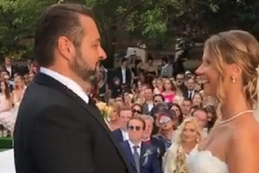 BOGOLJUB KARIĆ OŽENIO SINA NA SVETOM STEFANU: Mladoženja odabirom obuće ZAPANJIO GOSTE, a iznendićete se kad viditi KO je vodio program! (FOTO)