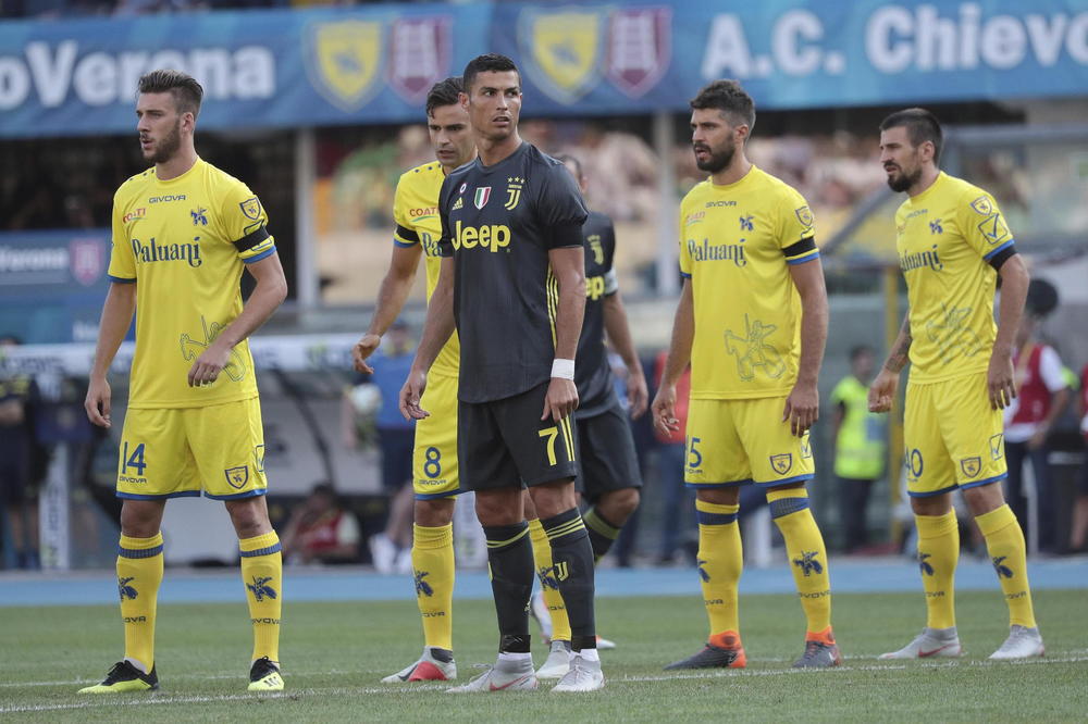 UNAKAZIO GA: Ronaldo debitovao za Juve i poslao golmana Kjeva u bolnicu! (FOTO)