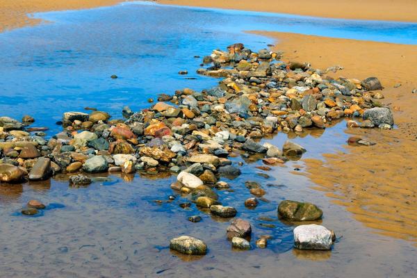 GATANJE NA PLAŽI KOJE ĆE VAM OTKRITI SVE! Bacajte kamenje na ovaj NAČIN i saznaćete kakva vas sudbina čeka