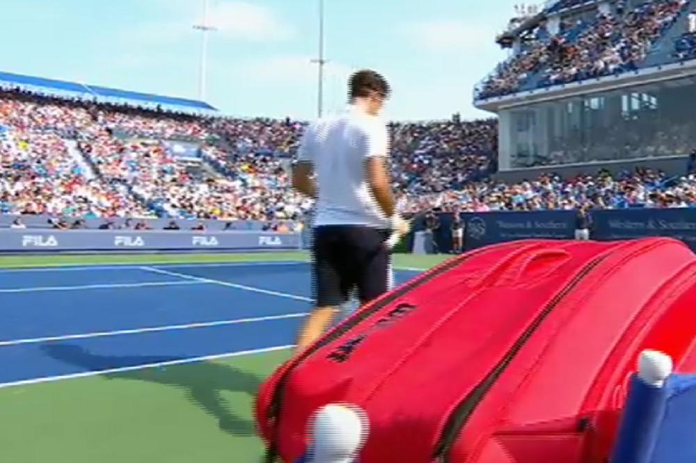 SRAMOTNO PONAŠANJE FEDERERA NA MEČU SA NOLETOM! Srbin mu uzeo brejk, on krenuo da krivi BETON i da psuje kao kočijaš! (FOTO) (VIDEO)