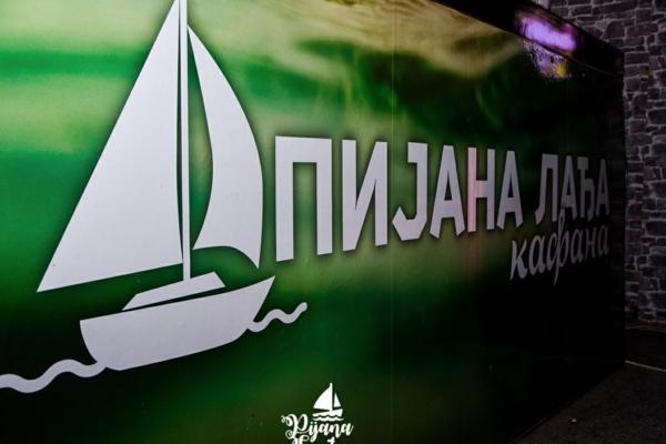 POTONUO SPLAV NA UŠĆU: Pijana lađa završila pod vodom