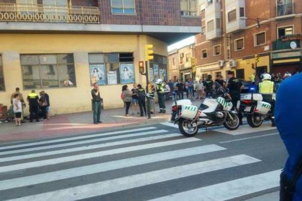 HAOS I PANIKA U SARAGOSI: Auto se popeo na TROTOAR i GAZIO LJUDE!